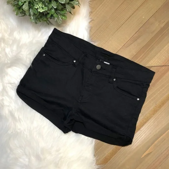 $10 CLEARANCE! H&M Black High Waisted Folded Cuff Shorts - Picture 4 of 7
